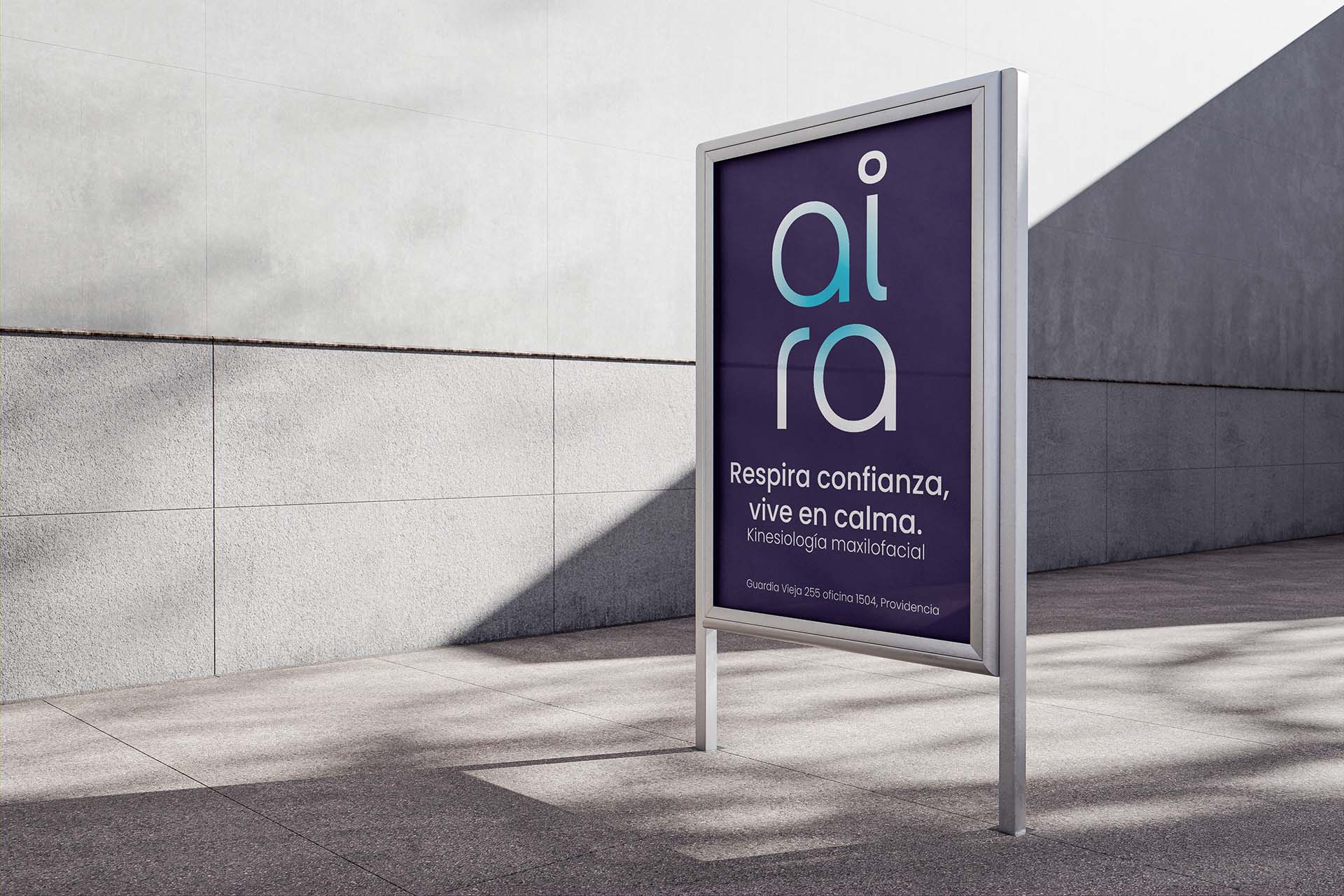 Cartel de Aira en la calle con el mensaje «respira confianza, vive en calma»
