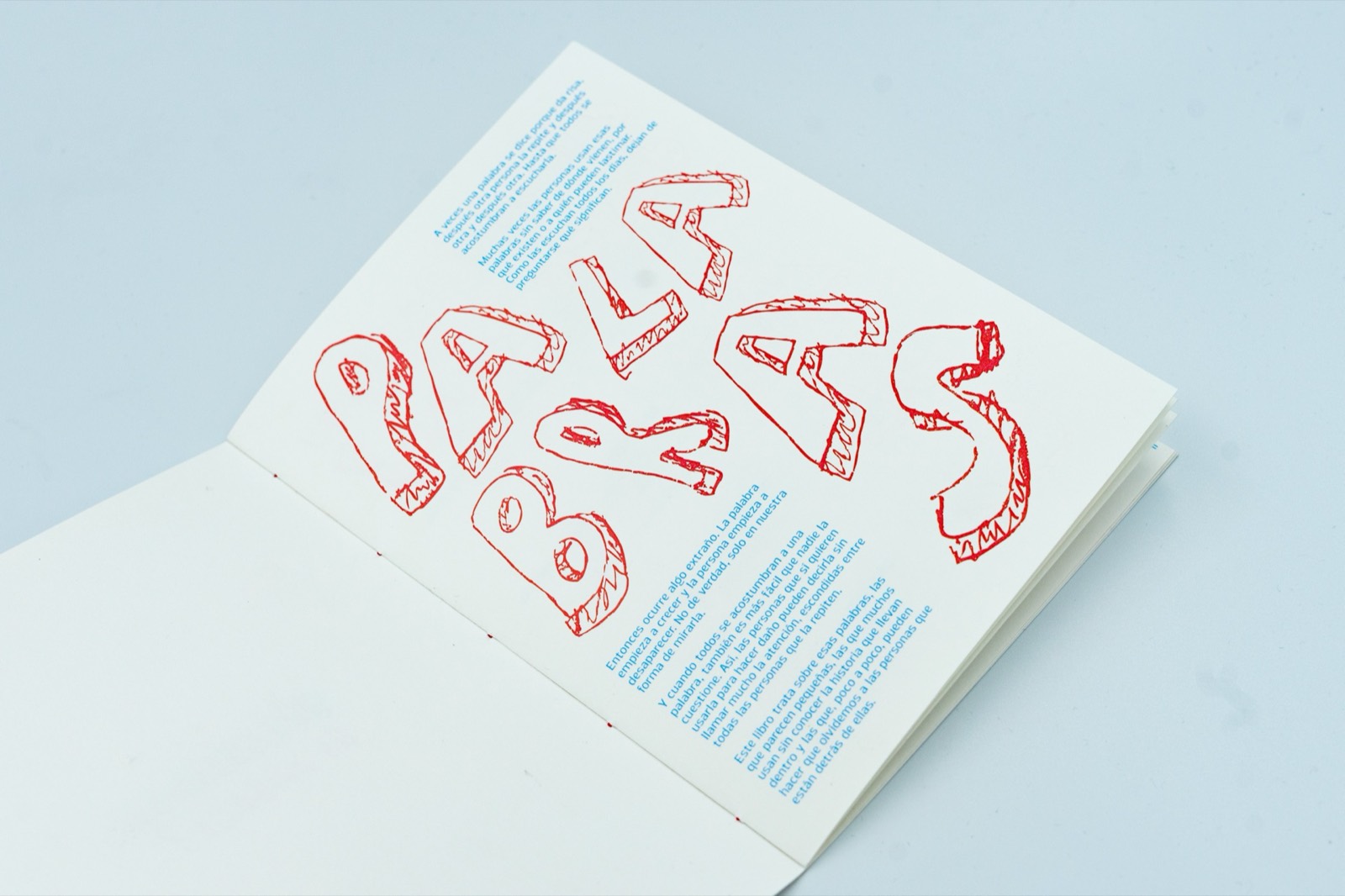 Doble página del fanzine con la palabra «palabras» construida con letras ilustradas