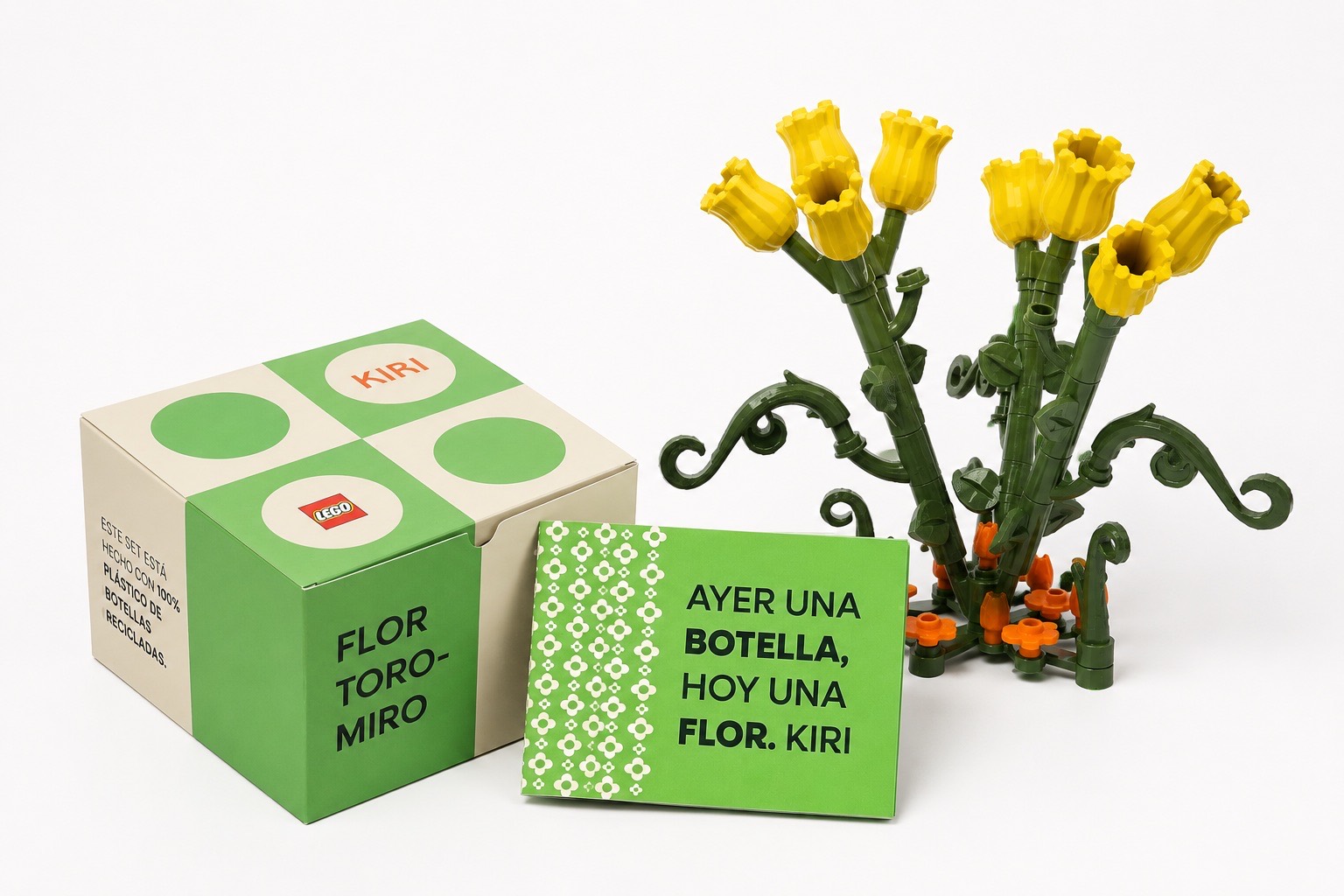 Caja verde de Kiri junto a las flores de Toromiro en LEGO