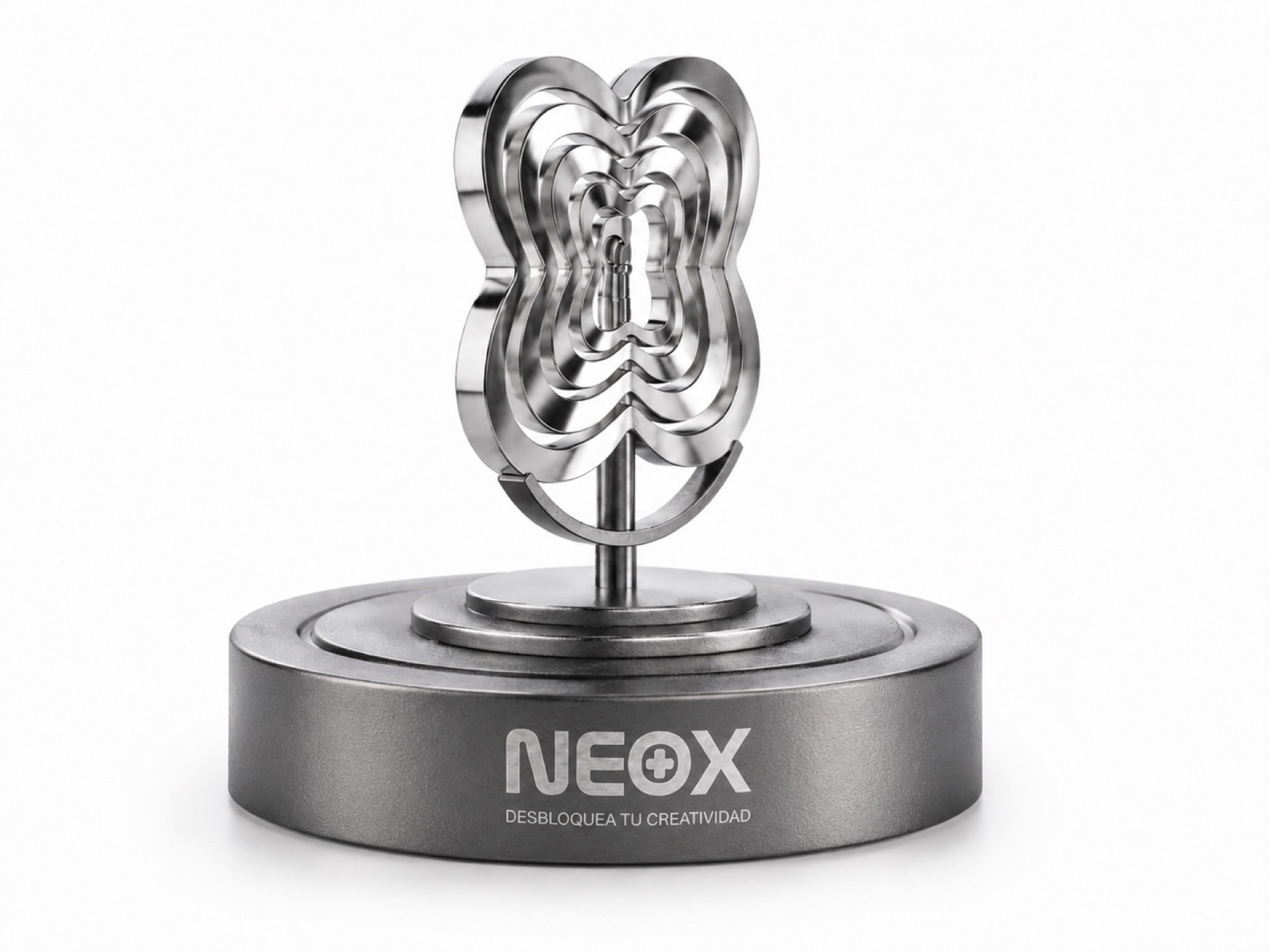 La pieza cromada de Neox sobre su pedestal metálico