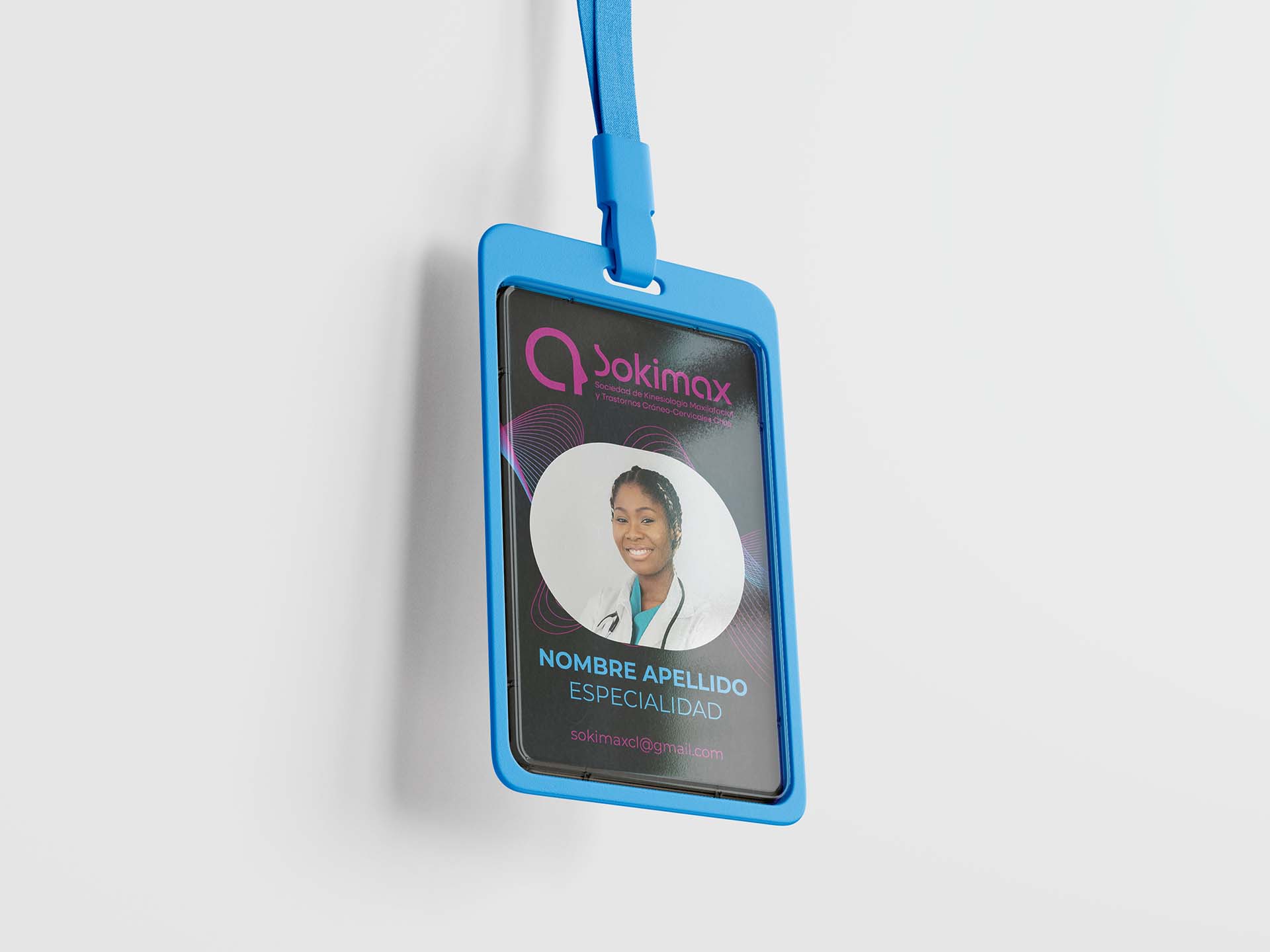 Credencial de Sokimax colgando con la nueva identidad